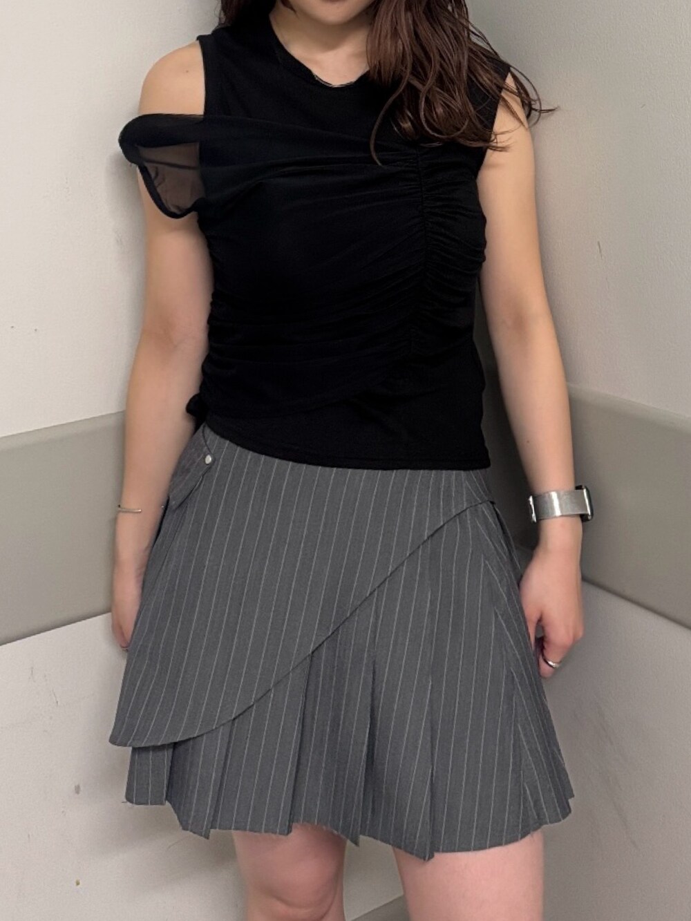 ブラック系のTシャツ/カットソー、その他のスカート、ブラック系のサンダルを着用したレディースの夏コーディネートの4枚目の写真