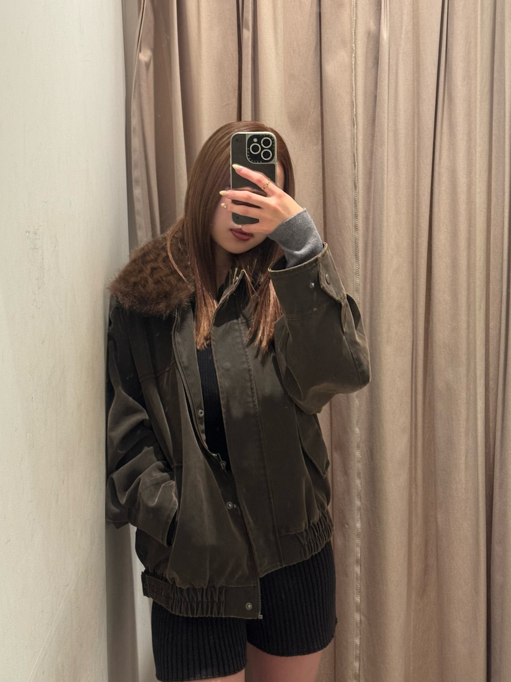 ブラウン系のブルゾン、ブラック系のその他パンツ、ブラック系のブーツを着用したレディースの冬コーディネートの4枚目の写真