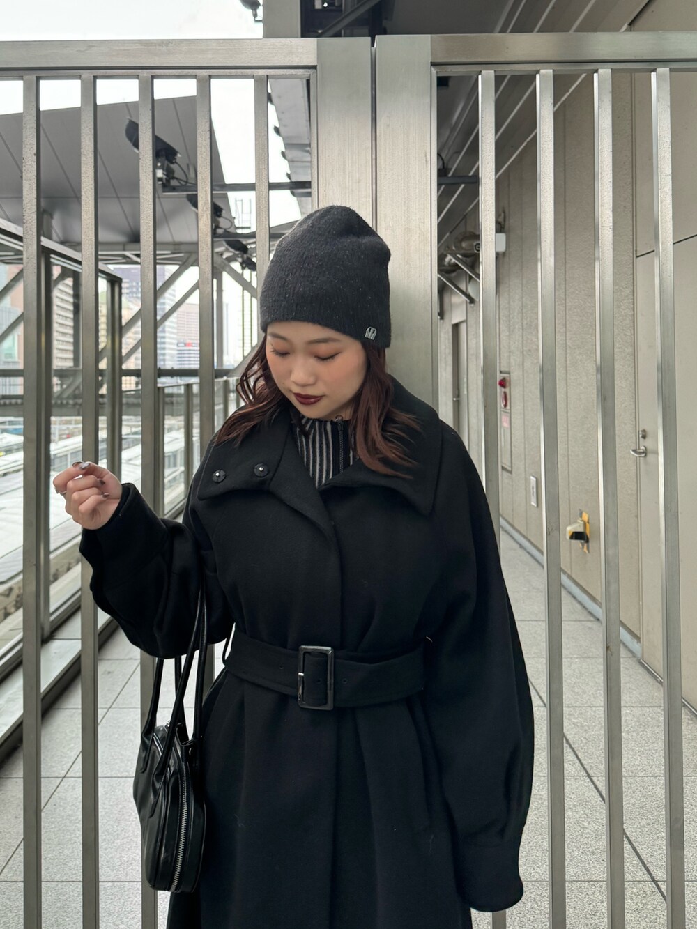 ブラック系のその他アウター、ブラック系のニット/セーター、ブラック系のデニムパンツを着用したレディースの秋コーディネートの5枚目の写真