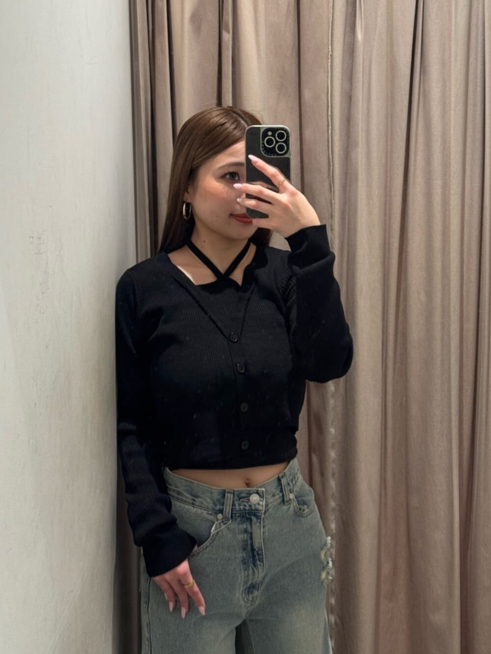 ブラック系のブーツ、ブルー系のデニムパンツ、ブラック系のニット/セーターを着用したレディースの春コーディネートの4枚目の写真