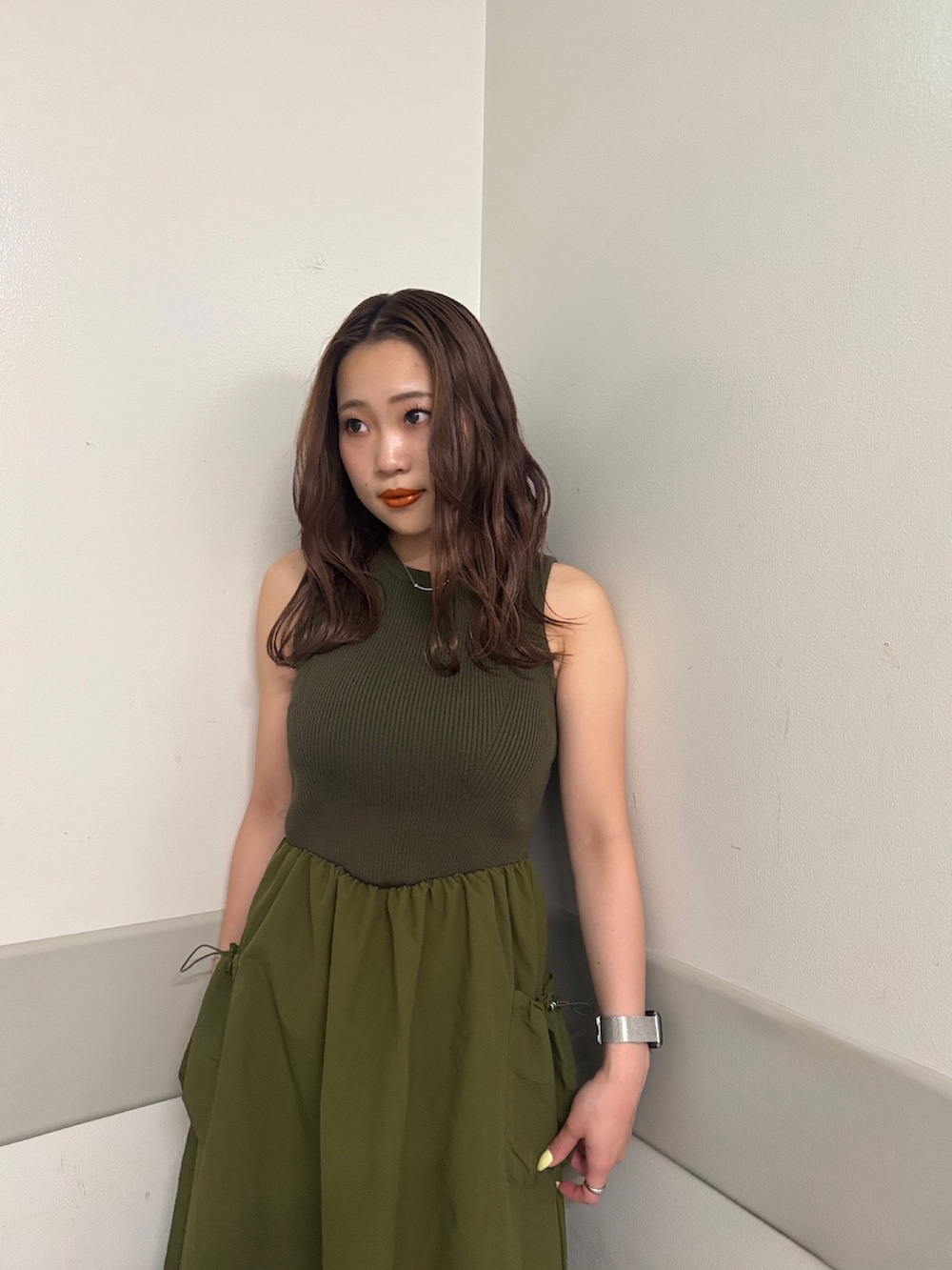 グリーン系のワンピース、ブラック系のサンダルを着用したレディースの夏コーディネートの4枚目の写真