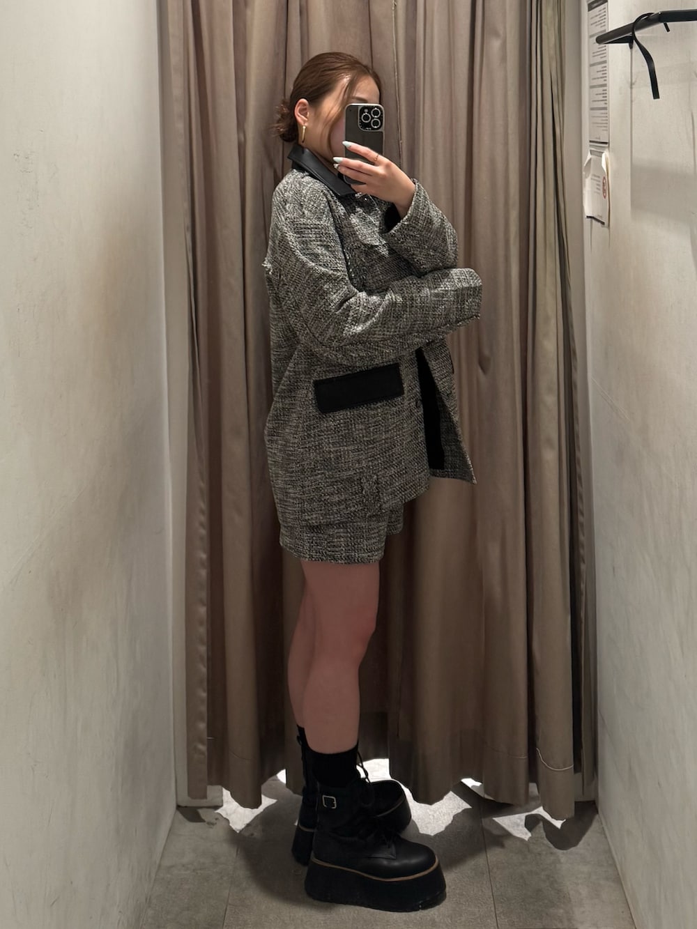 グレー系のその他パンツ、グレー系のテーラードジャケット、ブラック系のTシャツ/カットソーを着用したレディースの冬コーディネートの2枚目の写真