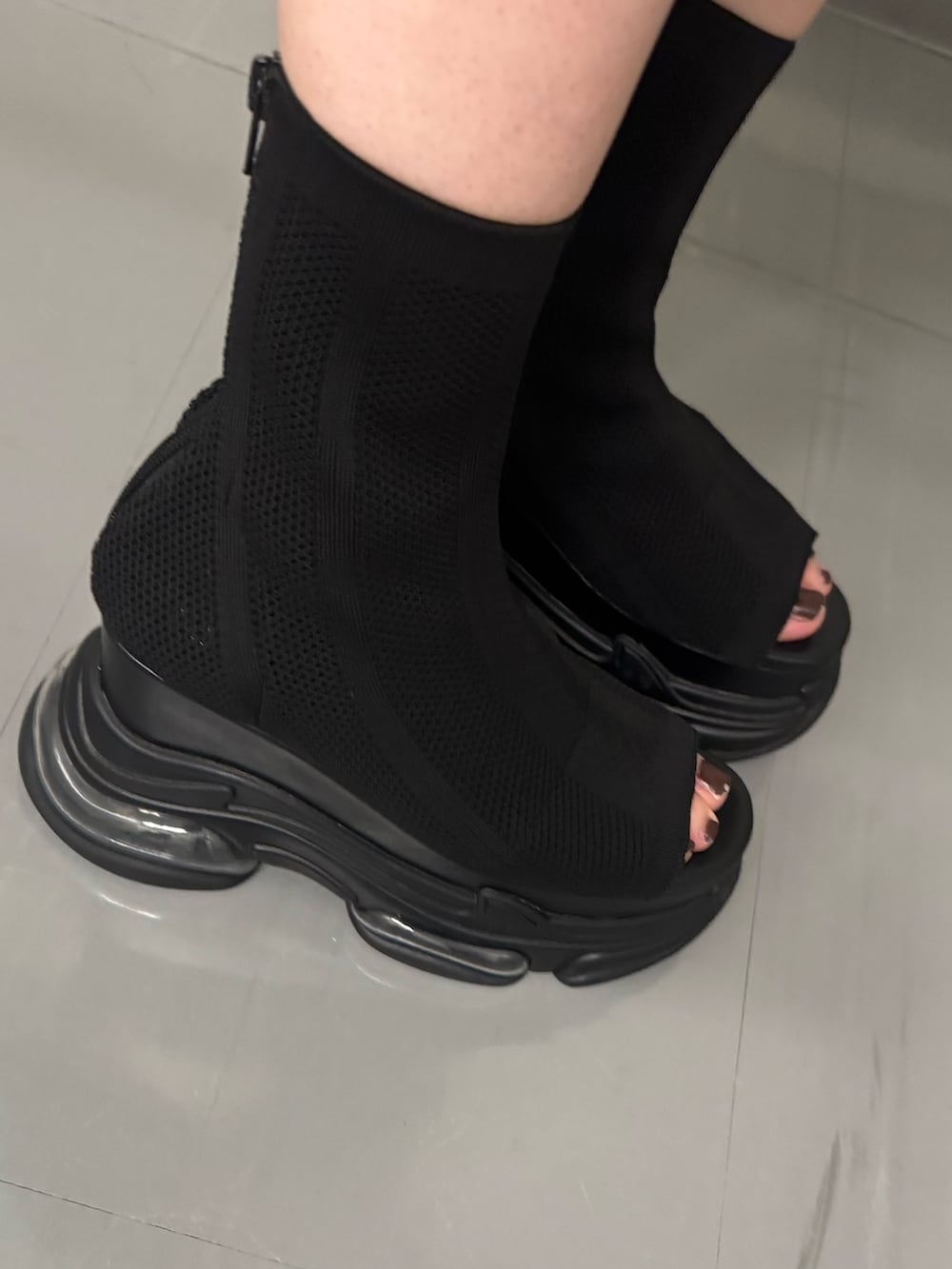 グリーン系のワンピース、ブラック系のサンダルを着用したレディースの夏コーディネートの6枚目の写真