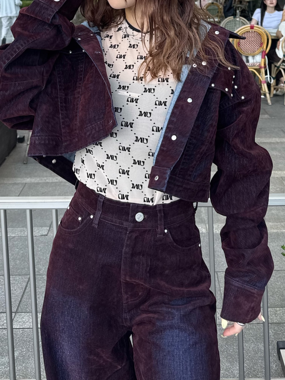 レッド系のデニムジャケット、レッド系のデニムパンツ、ブラック系のブーツを着用したレディースの夏コーディネートの6枚目の写真