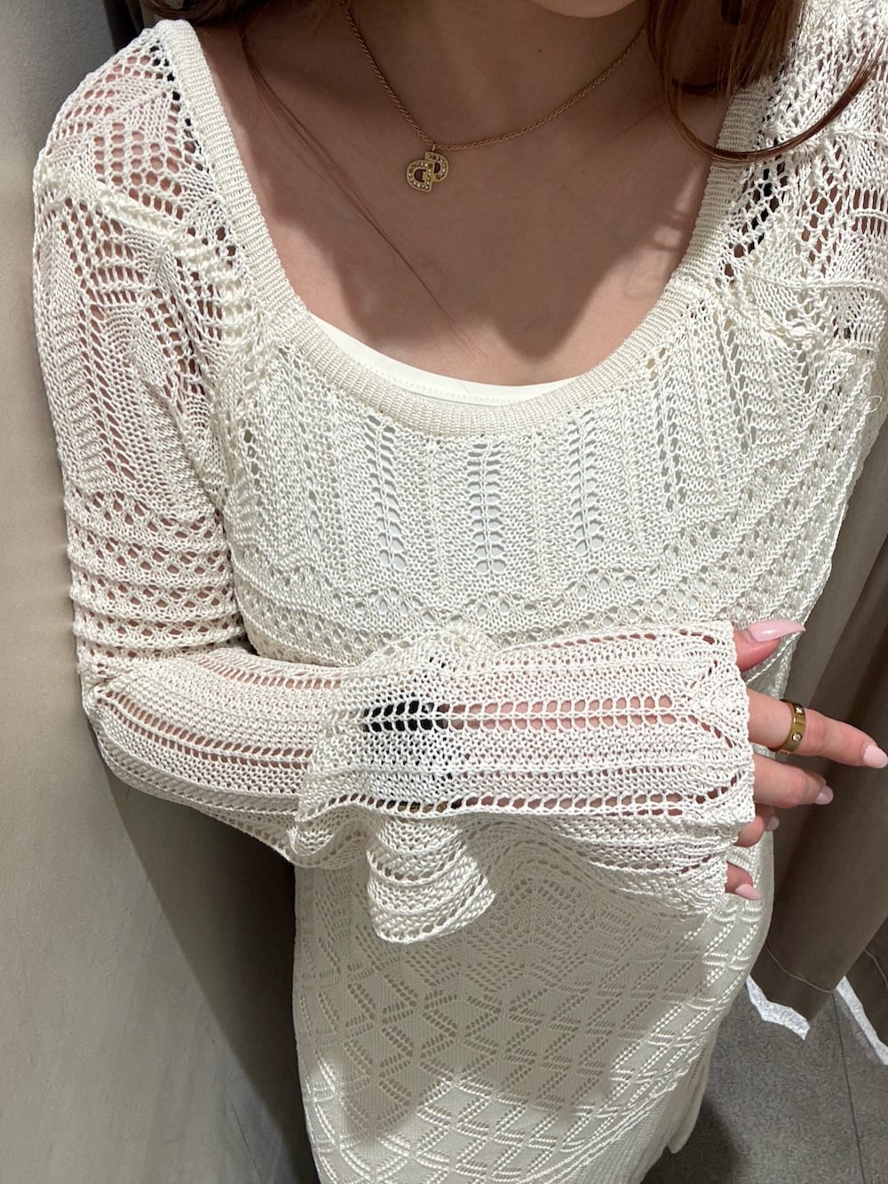 ホワイト系のワンピース、ブラック系のブーツを着用したレディースの春コーディネートの5枚目の写真