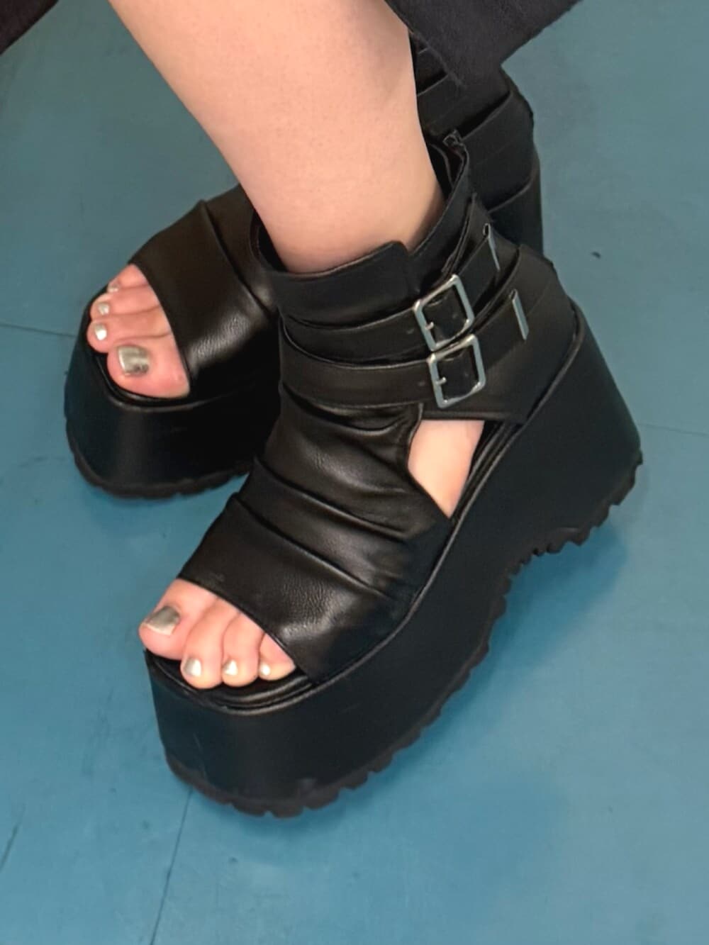 ブラック系のブーツ、ブラック系のニット/セーター、ベージュ系のその他パンツを着用したレディースの夏コーディネートの5枚目の写真
