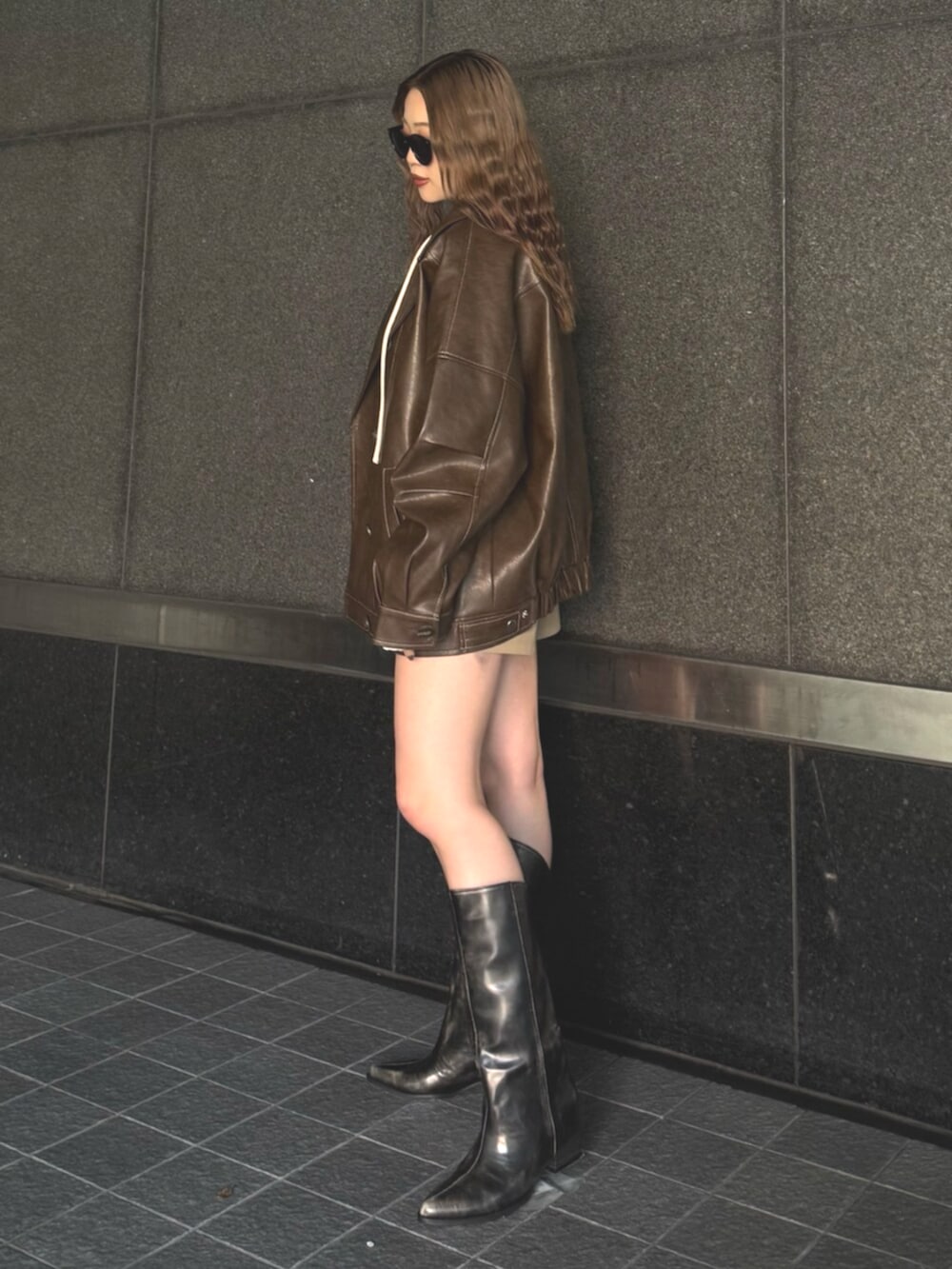 ブラウン系のブーツ、ベージュ系のその他パンツ、ホワイト系のTシャツ/カットソーを着用したレディースの秋コーディネートの2枚目の写真