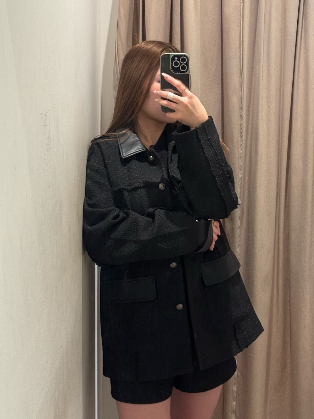 ブラック系のテーラードジャケット、ブラック系のその他パンツ、ブラック系のブーツを着用したレディースの春コーディネートの4枚目の写真