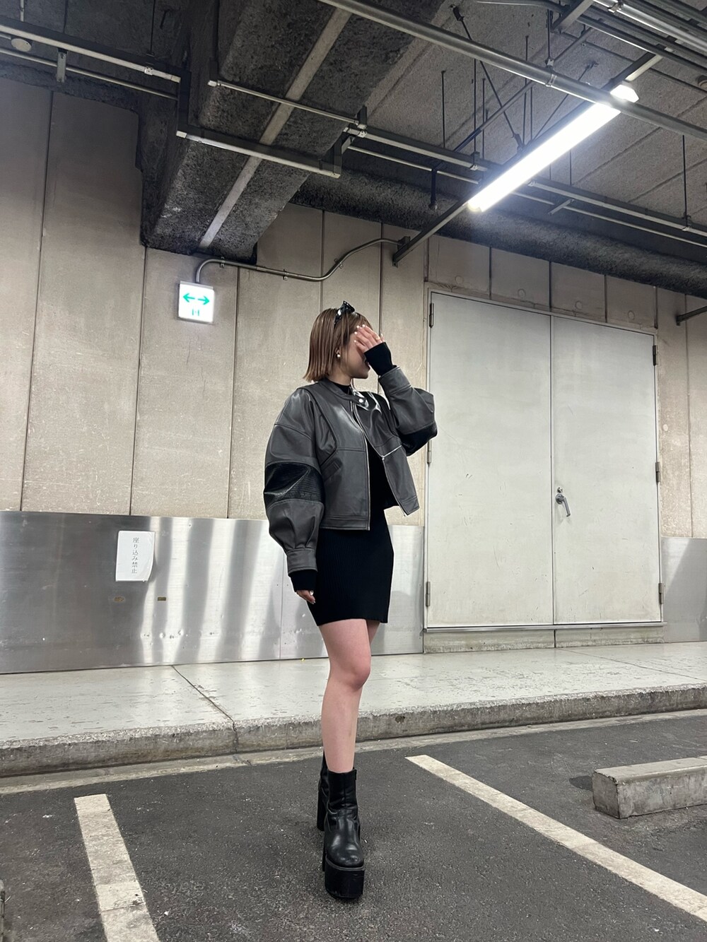 ブラック系のワンピース、グレー系のブルゾンを着用したレディースの冬コーディネートの3枚目の写真