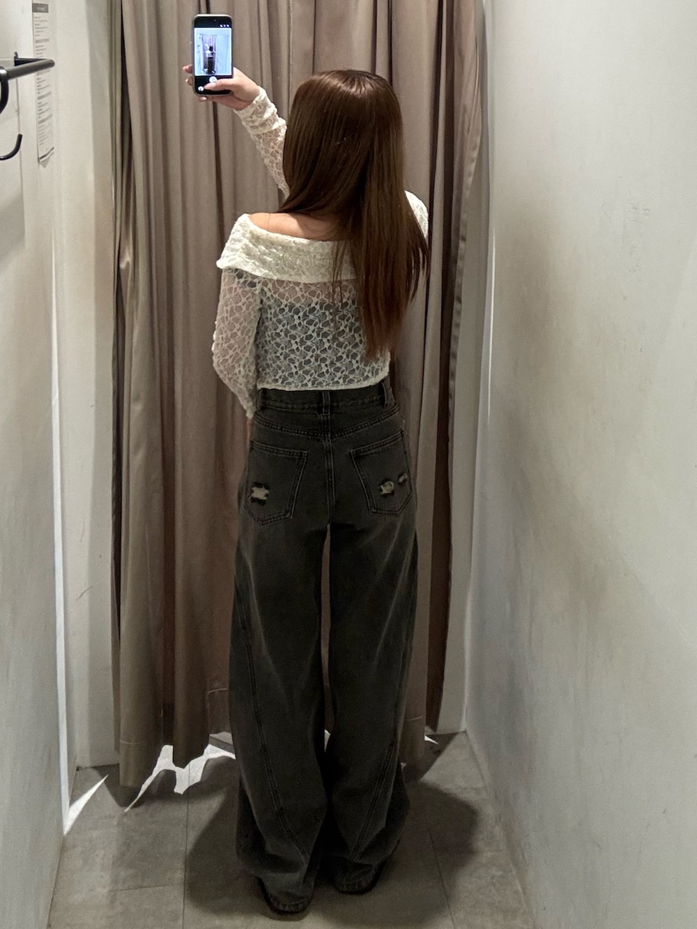 グレー系のデニムパンツ、ホワイト系のTシャツ/カットソー、ブラック系のブーツを着用したレディースの春コーディネートの3枚目の写真