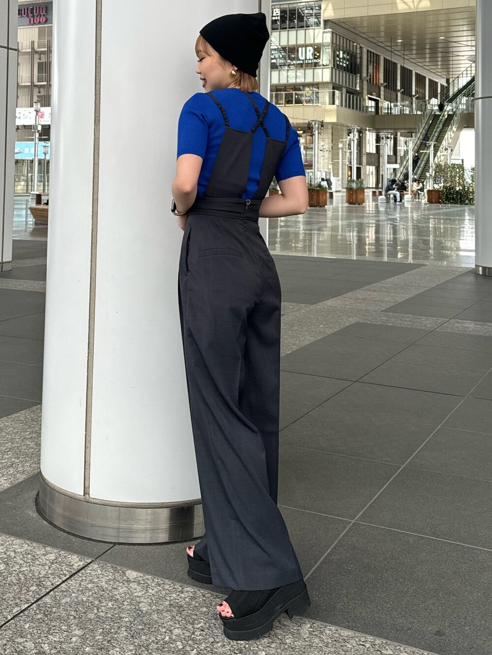 ブルー系のニット/セーター、グレー系のワンピースを着用したレディースの春コーディネートの2枚目の写真