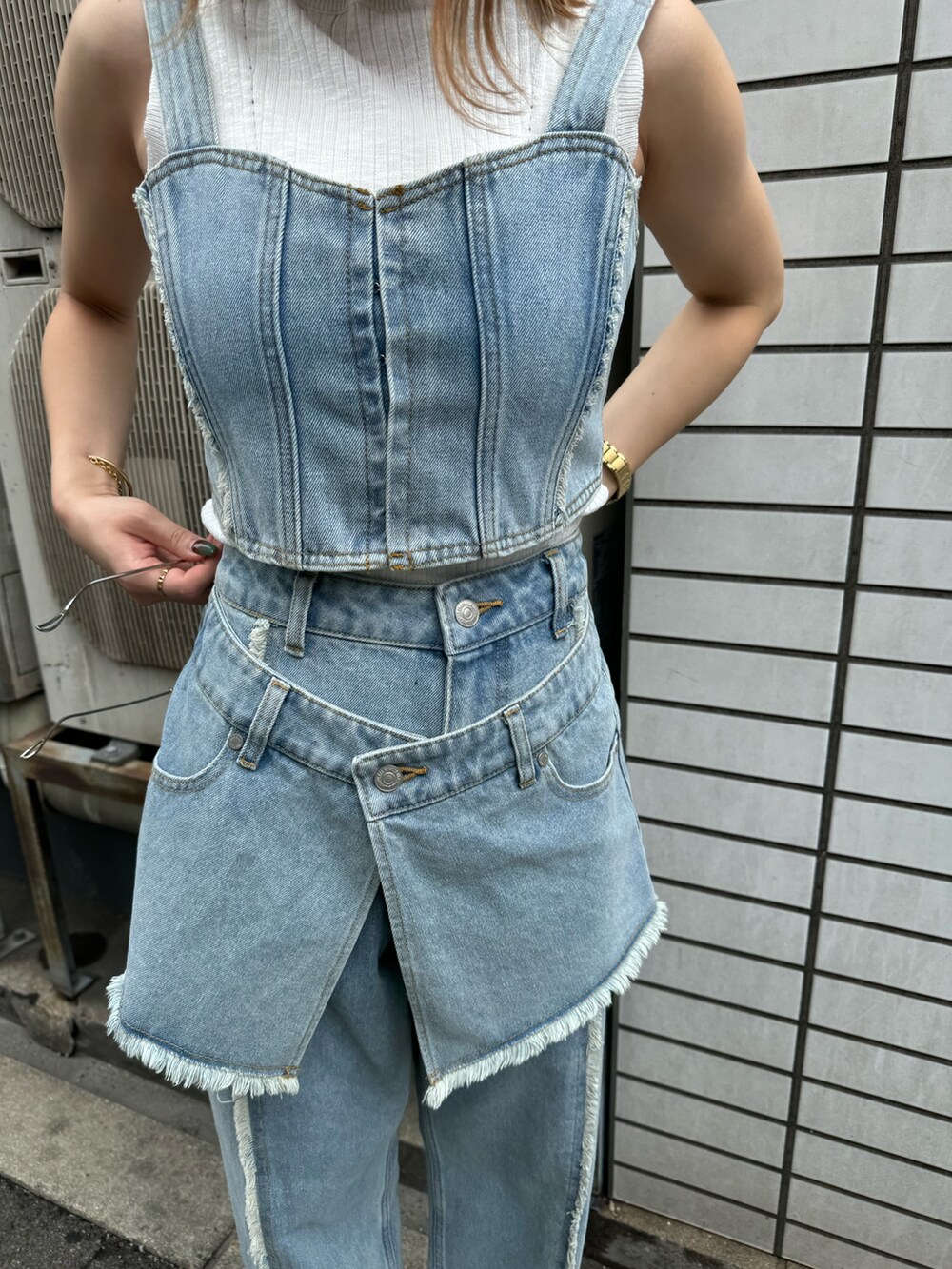 ブルー系のシャツ/ブラウス、ブルー系のデニムパンツ、ホワイト系のタンクトップを着用したレディースの夏コーディネートの7枚目の写真