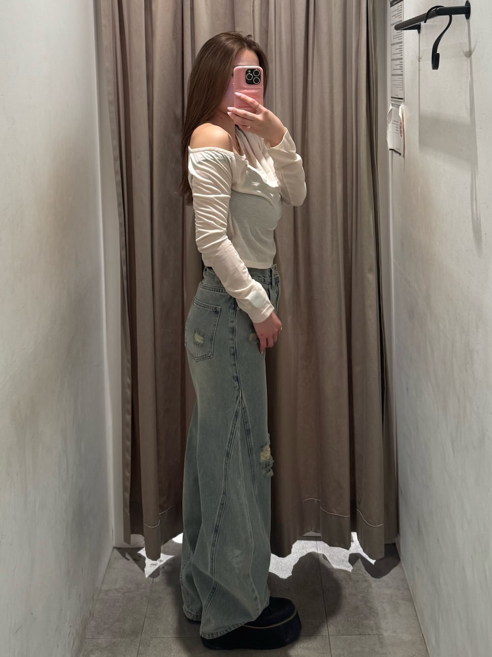 ブルー系のデニムパンツ、ホワイト系のTシャツ/カットソー、ブラック系のブーツを着用したレディースの春コーディネートの2枚目の写真