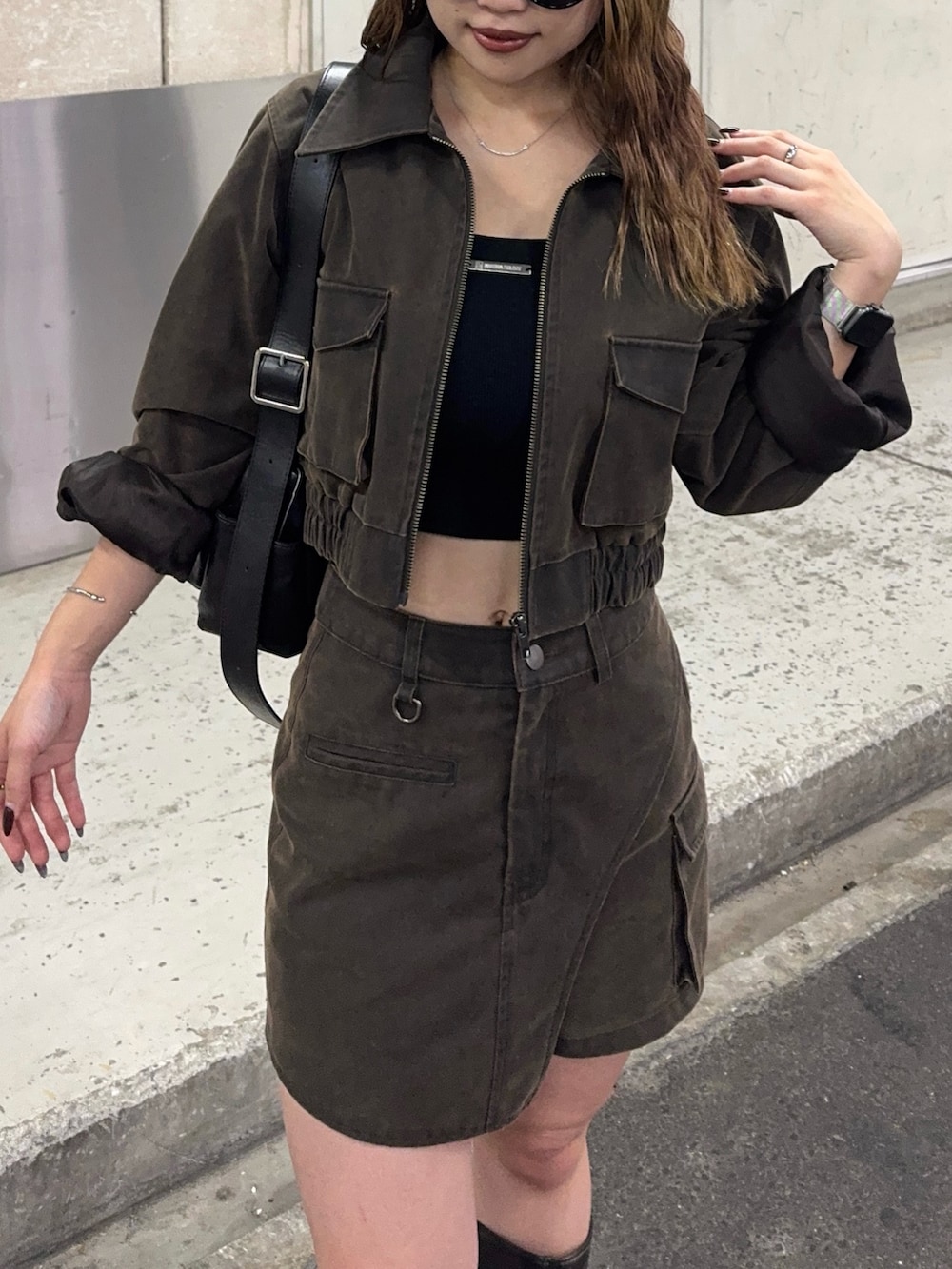 ブラウン系のその他パンツ、ブラウン系のブルゾン、ブラウン系のブーツを着用したレディースの秋コーディネートの5枚目の写真