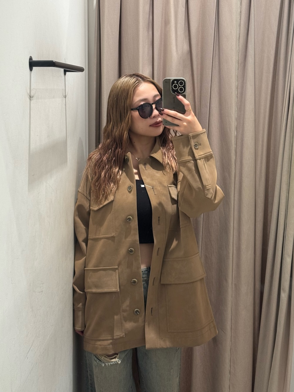 ベージュ系のその他アウター、ブルー系のデニムパンツ、ブラック系のブーツを着用したレディースの秋コーディネートの4枚目の写真