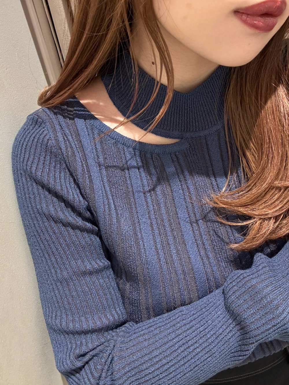 ブラック系のスカート、ブルー系のニット/セーター、ブラック系のブーツを着用したレディースの冬コーディネートの5枚目の写真