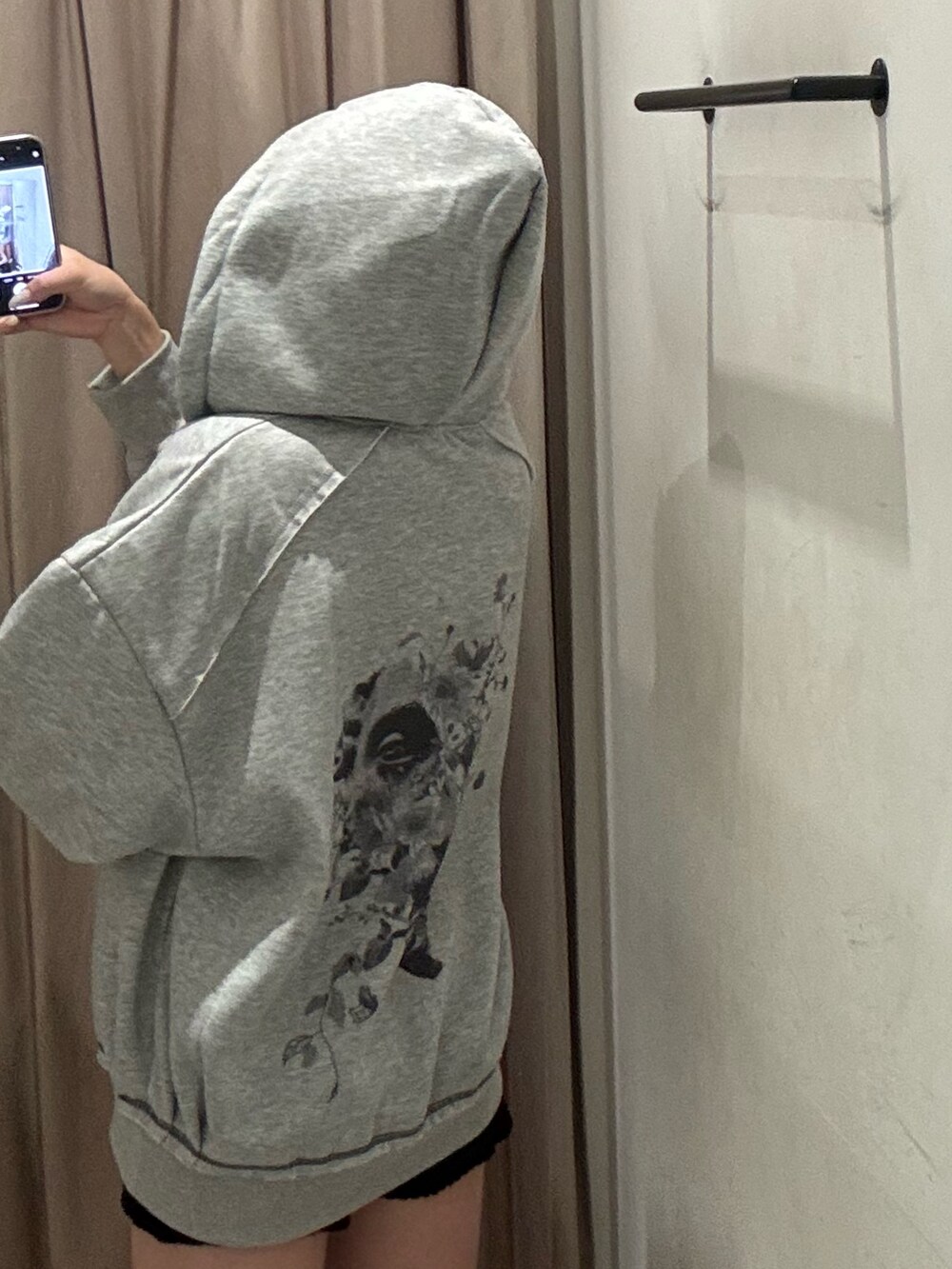 グレー系のパーカー、ブラック系のその他パンツ、ブラック系のブーツを着用したレディースの秋コーディネートの5枚目の写真