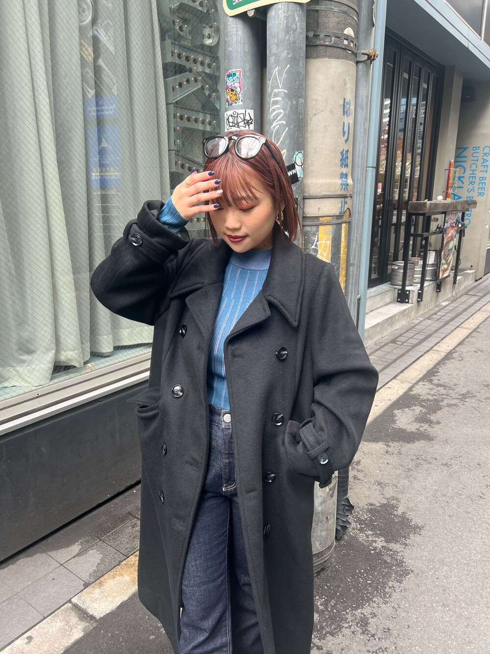 ブラック系のチェスターコートを着用したレディースの秋コーディネートの4枚目の写真