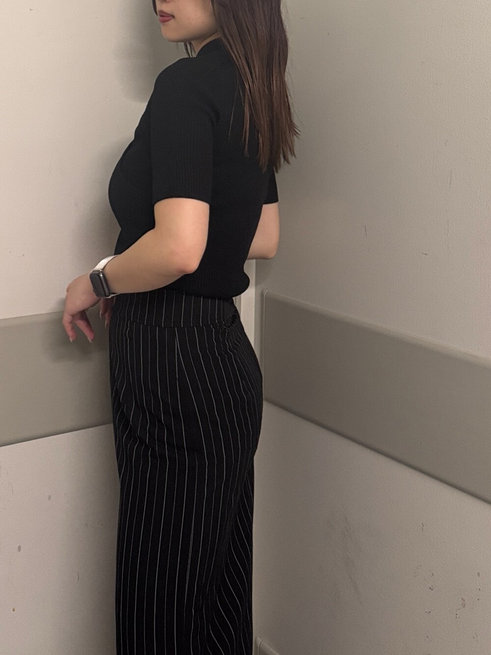 ブラック系のニット/セーター、その他のスカート、ブラック系のサンダルを着用したレディースの春コーディネートの5枚目の写真