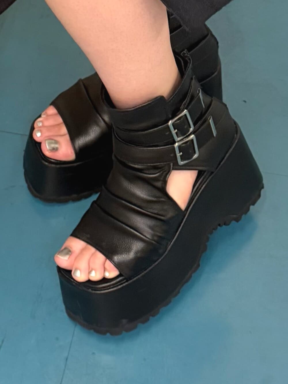 ブラック系のブーツ、ホワイト系のニット/セーター、ブラウン系のカーゴパンツを着用したレディースの夏コーディネートの5枚目の写真