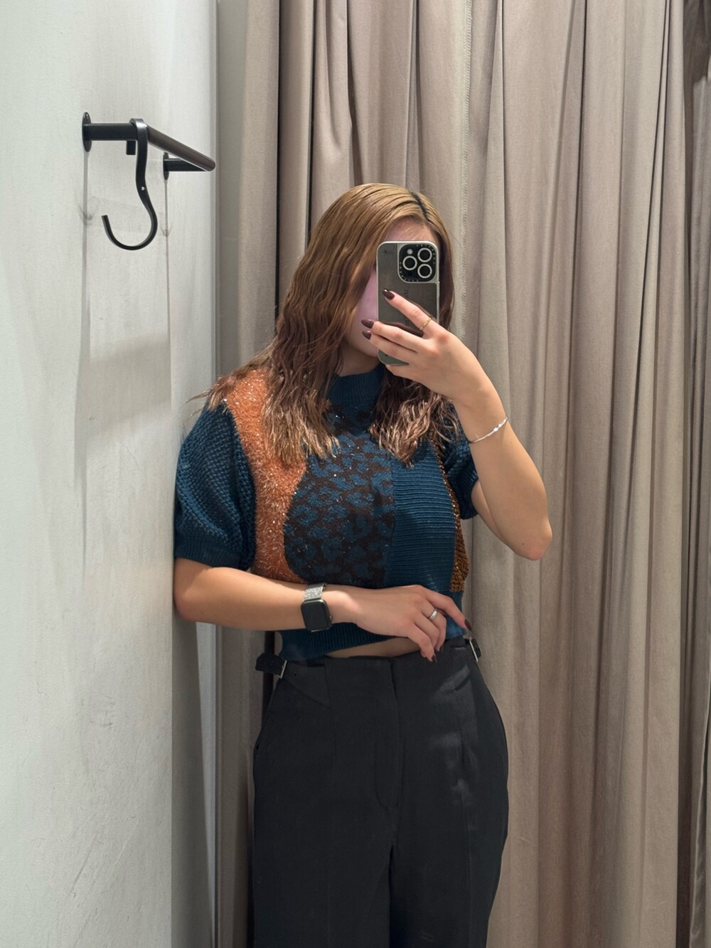 グレー系のスラックス、ブルー系のニット/セーター、ブラック系のブーツを着用したレディースの秋コーディネートの4枚目の写真