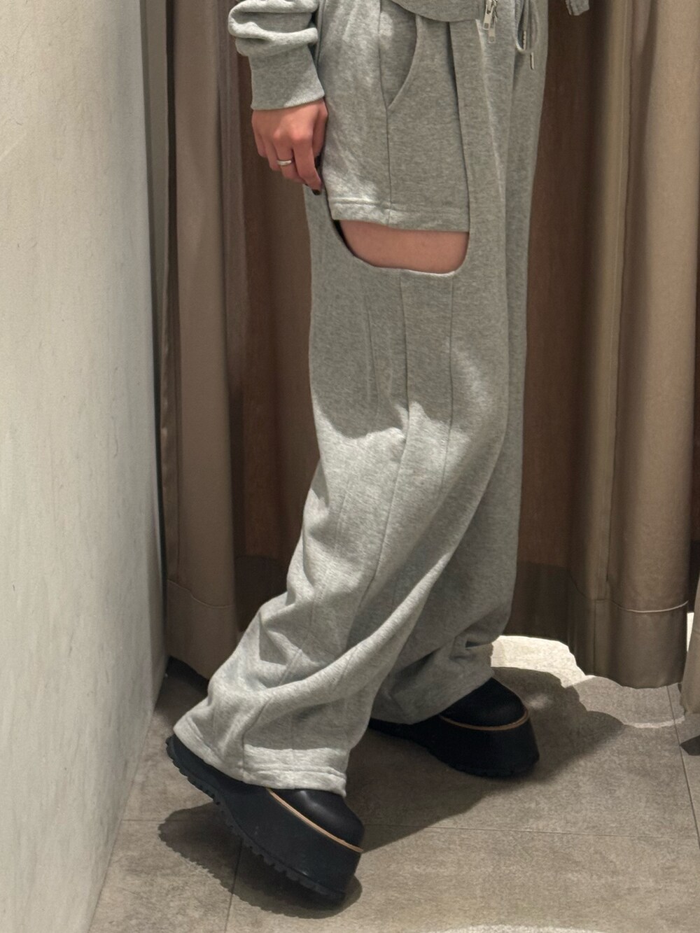 ブラック系のブーツ、グレー系のスウェットパンツ、ブラック系のニット/セーターを着用したレディースの秋コーディネートの5枚目の写真