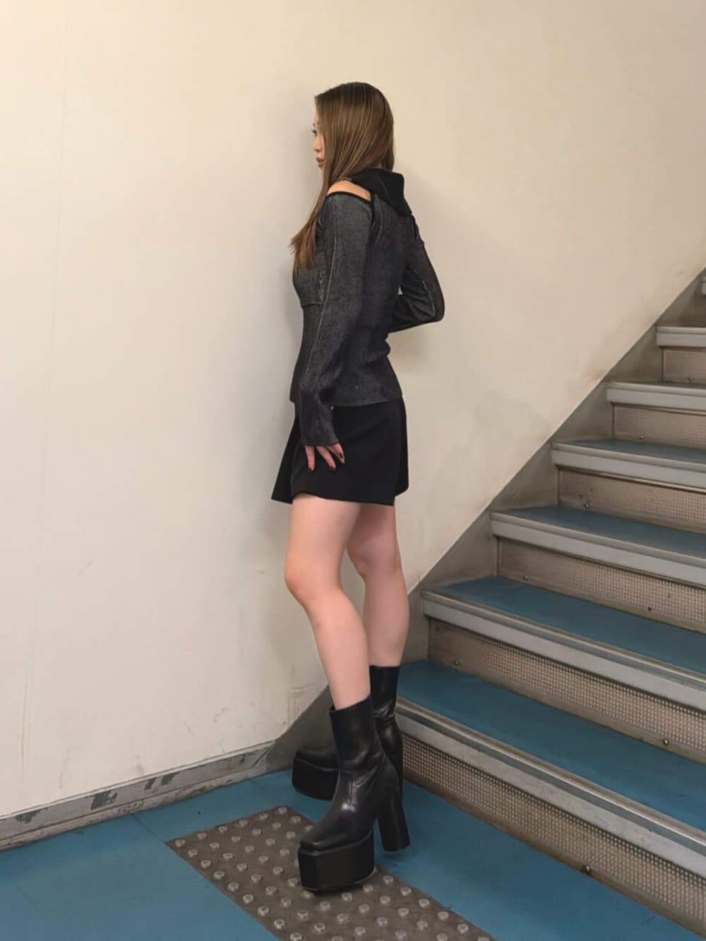 ブラック系のその他パンツ、その他のニット/セーター、ブラック系のブーツを着用したレディースの秋コーディネートの2枚目の写真