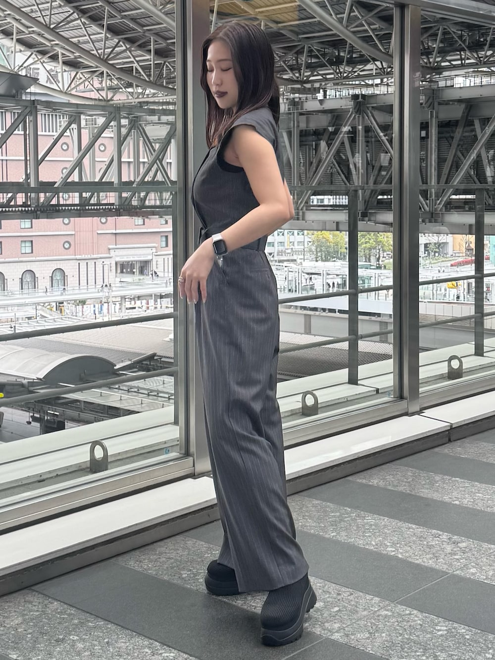 その他のつなぎ/オールインワン、ブラック系のブーツを着用したレディースの春コーディネートの2枚目の写真