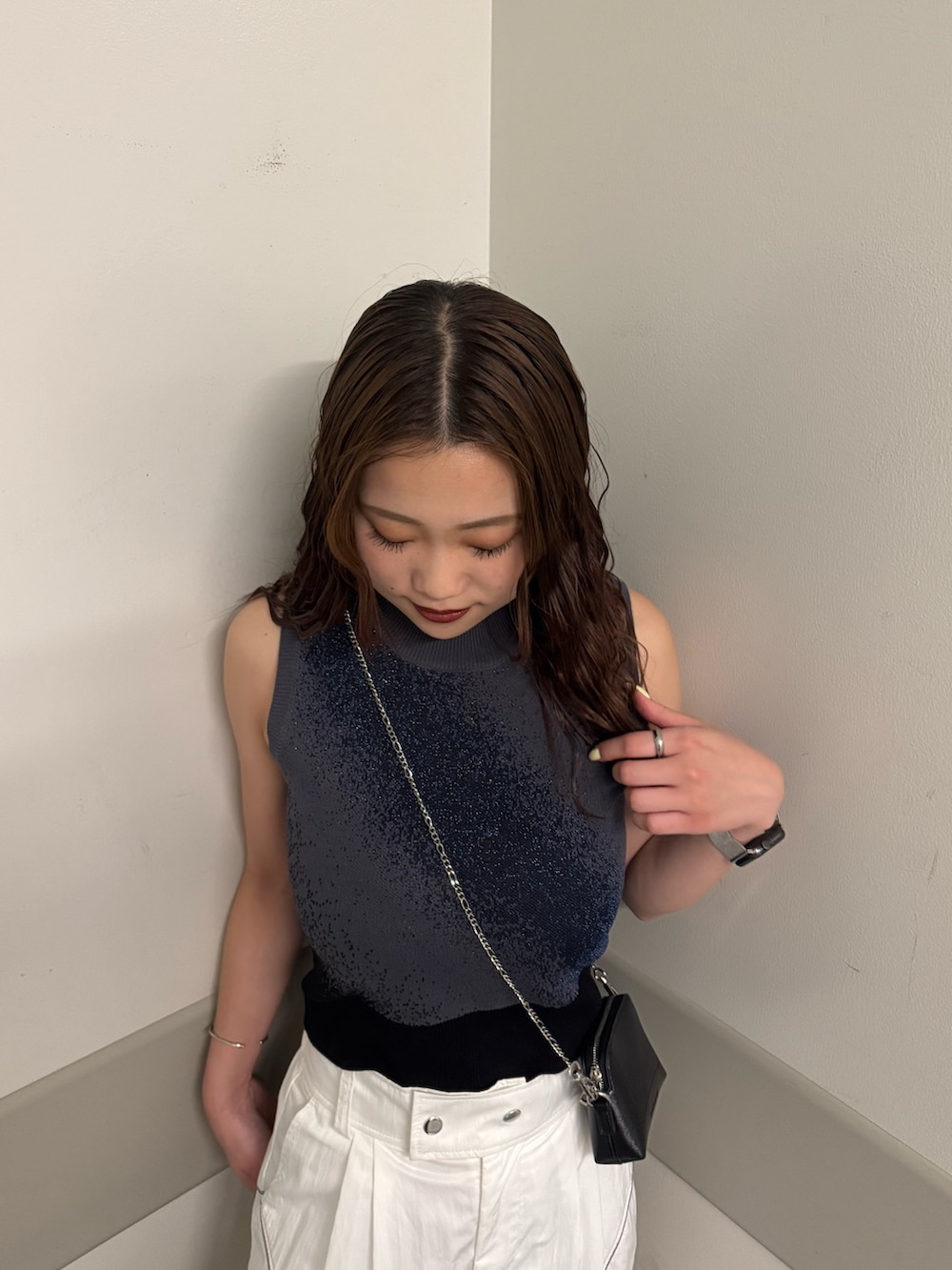 ブラック系のタンクトップ、ホワイト系のカーゴパンツ、ブラック系のサンダルを着用したレディースの夏コーディネートの4枚目の写真