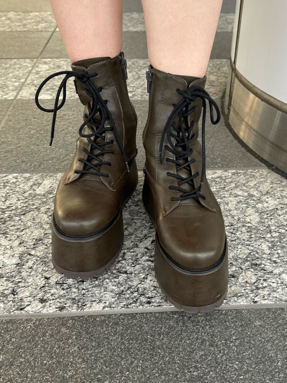 ブラック系のTシャツ/カットソー、ブラウン系のライダースジャケット、ブラウン系のスカートを着用したレディースの秋コーディネートの8枚目の写真