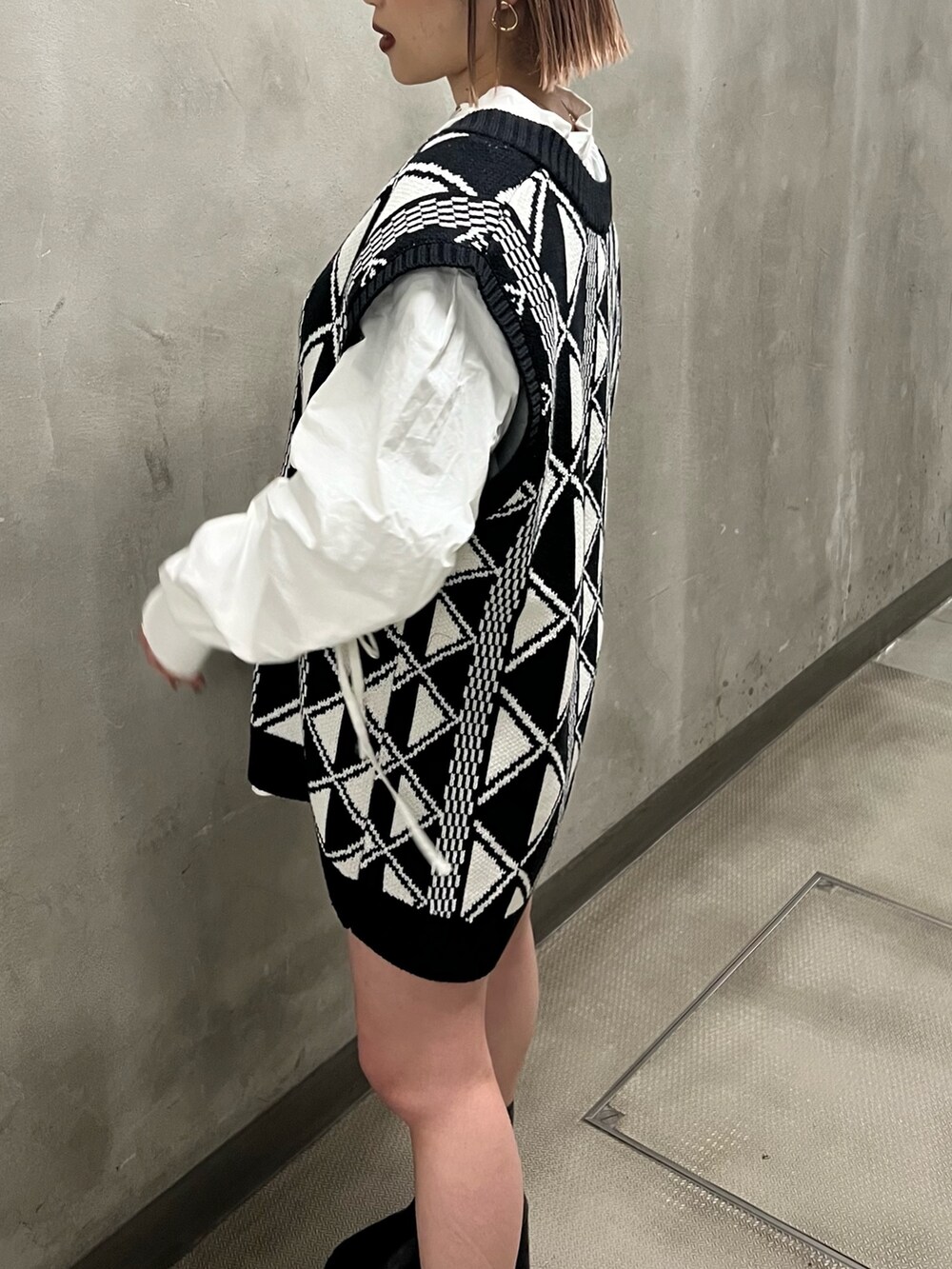 その他のベスト、ホワイト系のシャツ/ブラウスを着用したレディースの冬コーディネートの2枚目の写真