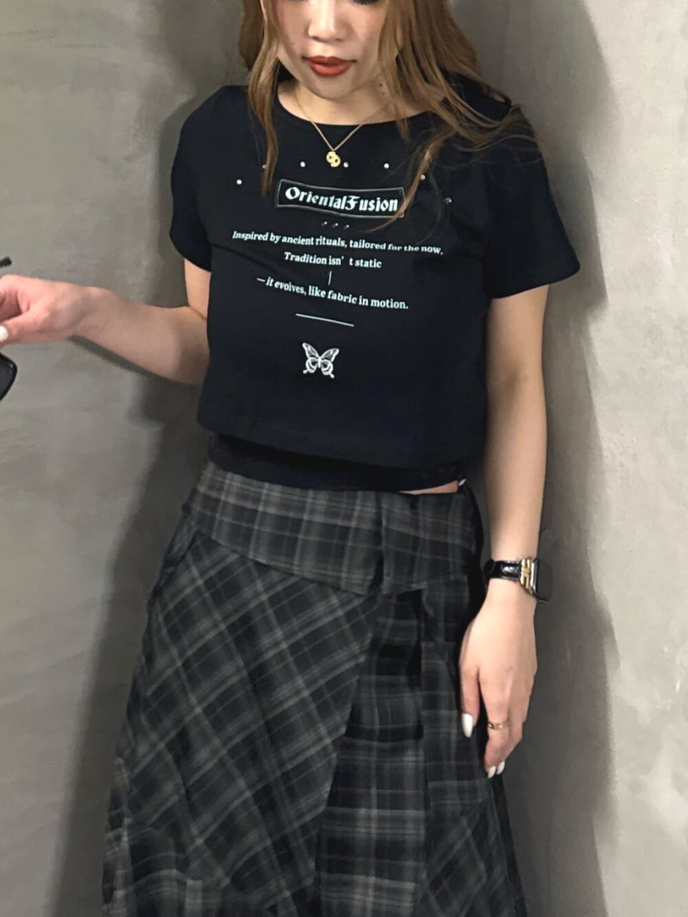 ブラック系のブーツ、ブラック系のワンピース、ブラック系のTシャツ/カットソーを着用したレディースの春コーディネートの5枚目の写真