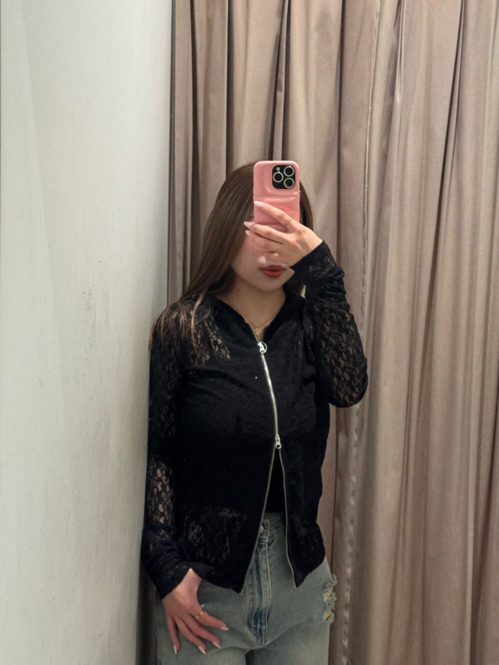 ブラック系のブーツ、ブルー系のデニムパンツ、ブラック系のパーカーを着用したレディースの春コーディネートの4枚目の写真