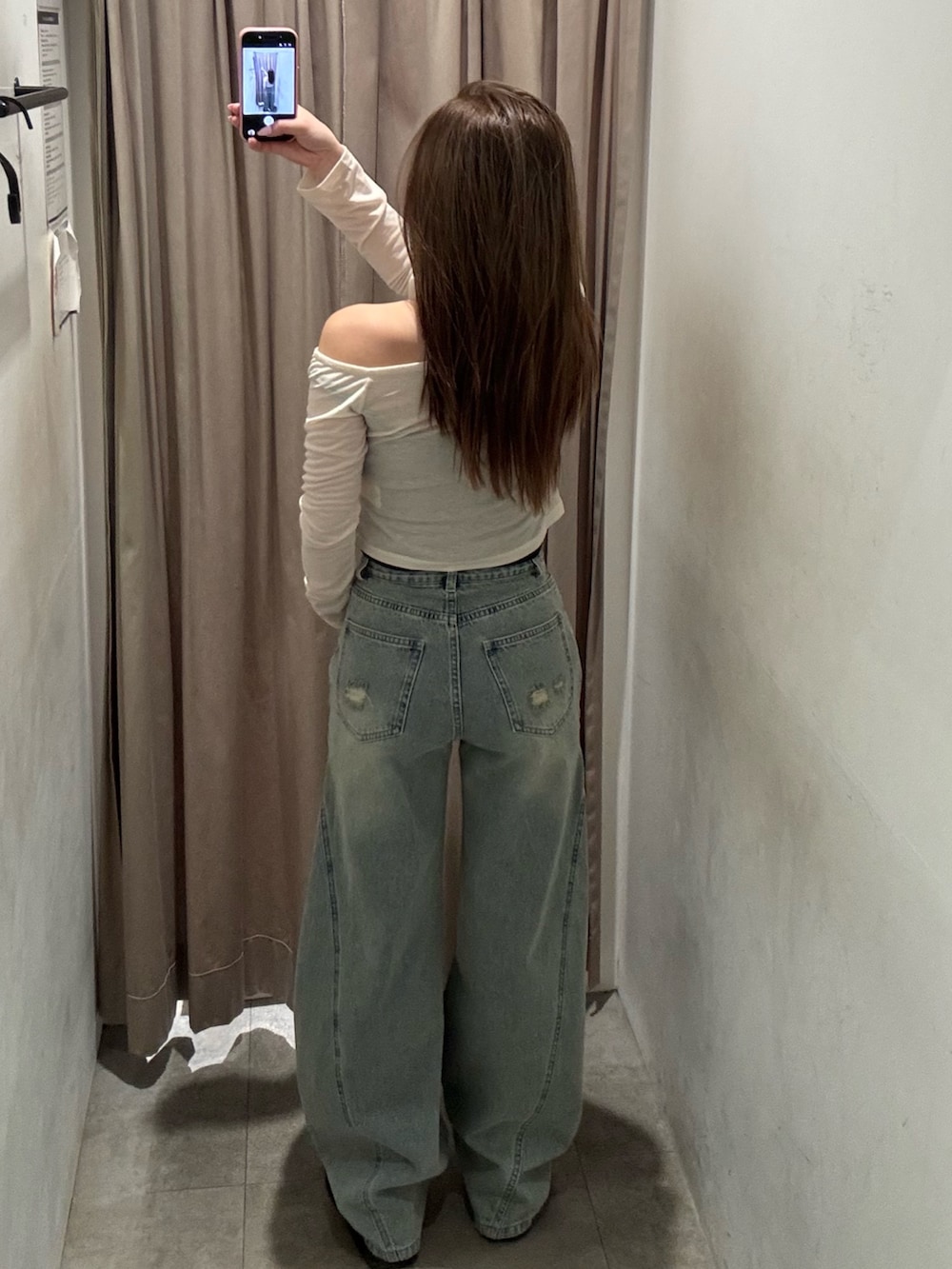 ブルー系のデニムパンツ、ホワイト系のTシャツ/カットソー、ブラック系のブーツを着用したレディースの春コーディネートの3枚目の写真