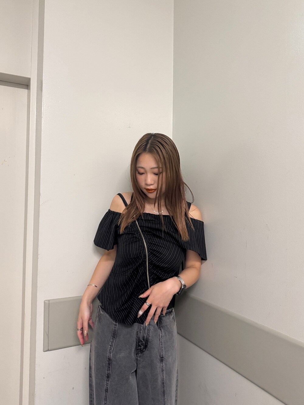 ブラック系のシャツ/ブラウス、ブラック系のデニムパンツ、ブラック系のサンダルを着用したレディースの夏コーディネートの4枚目の写真