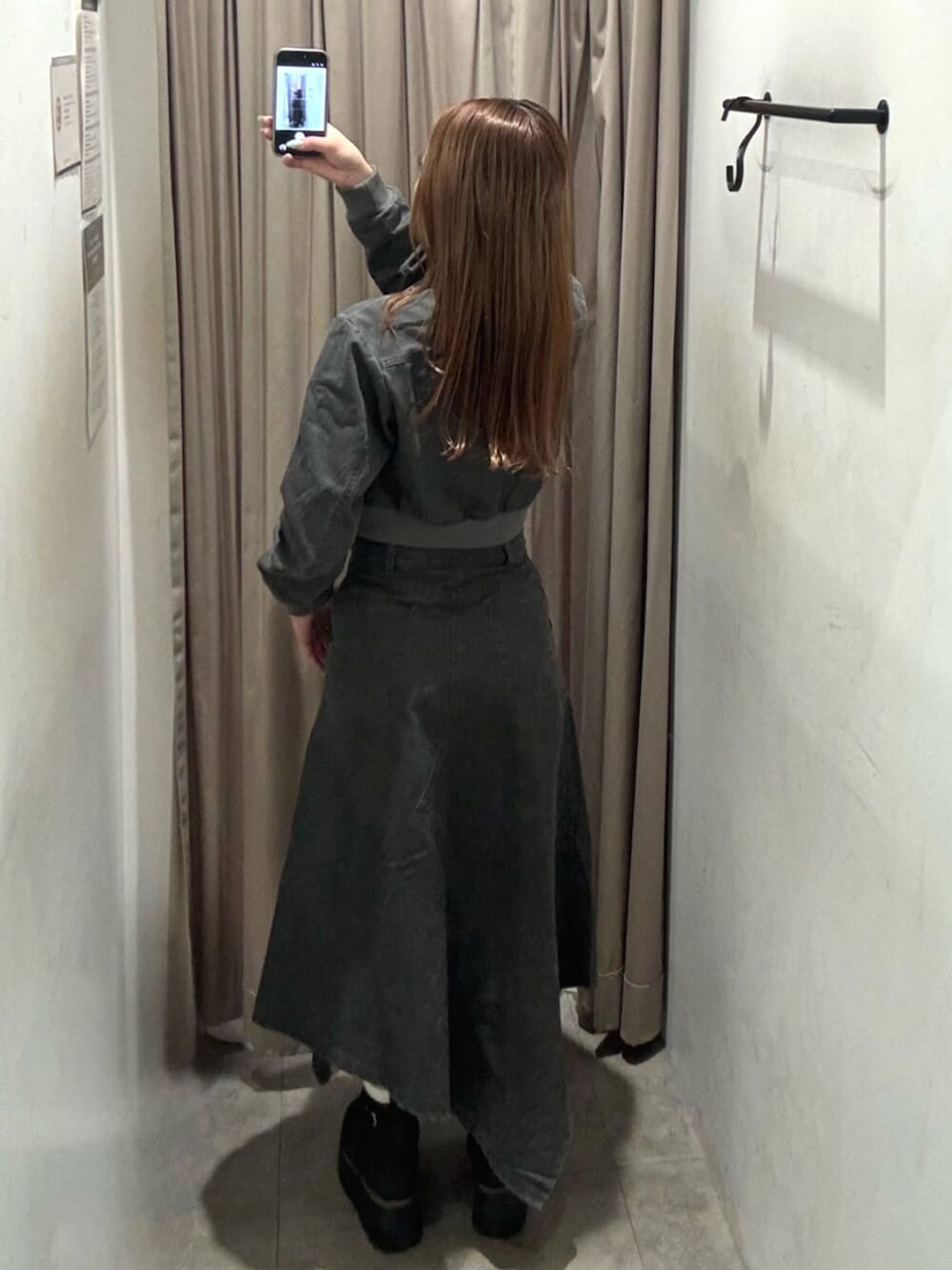 ブラック系のブーツ、グレー系のスカート、グレー系のブルゾンを着用したレディースの春コーディネートの3枚目の写真