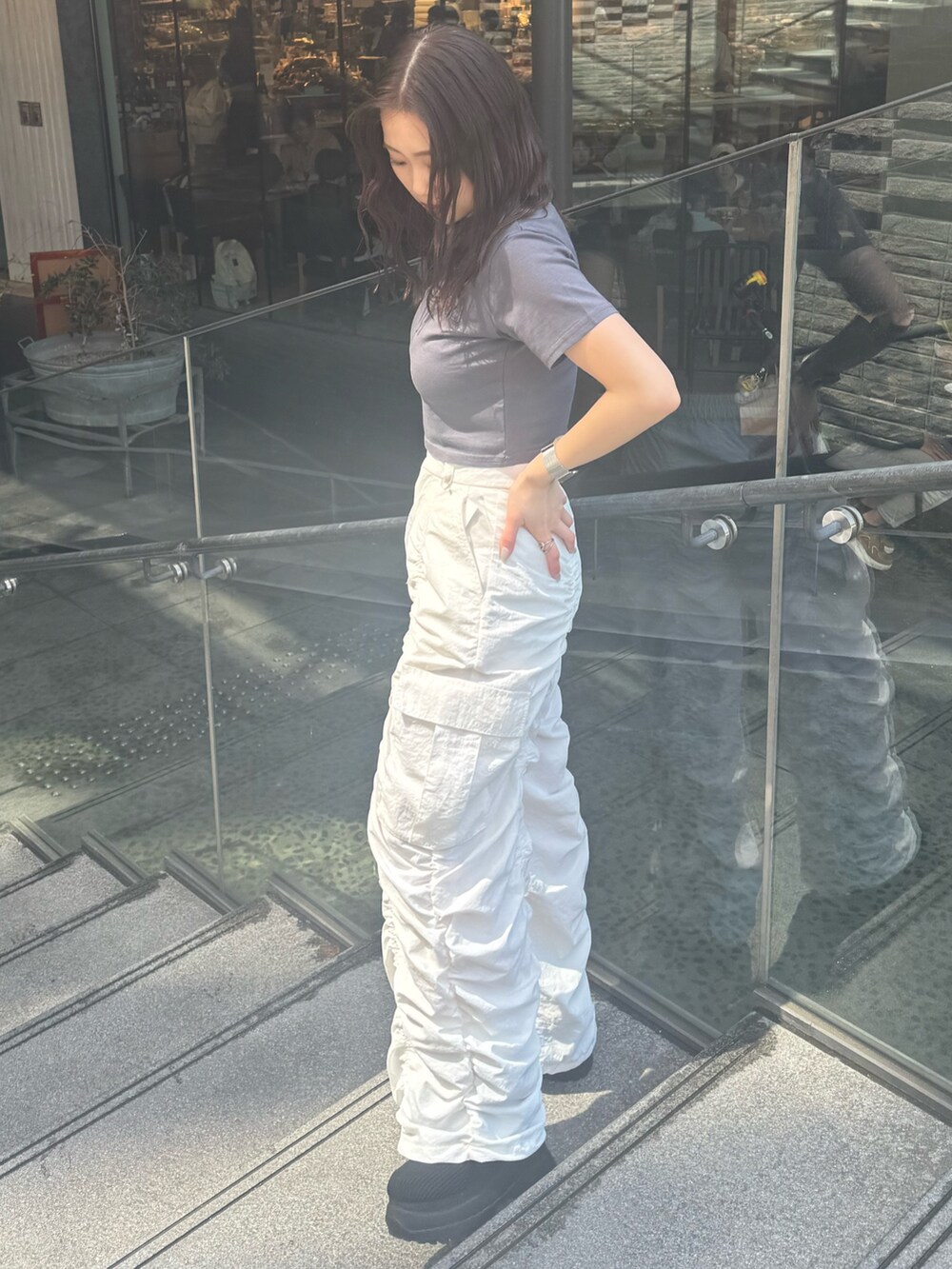 グレー系のTシャツ/カットソー、ホワイト系のその他パンツ、ブラック系のブーツを着用したレディースの春コーディネートの2枚目の写真