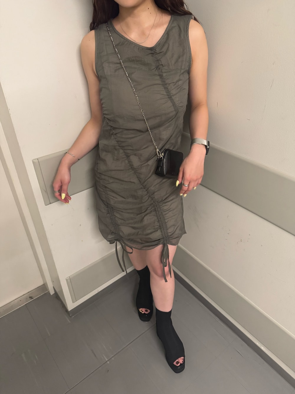 グレー系のワンピース、ブラック系のサンダルを着用したレディースの夏コーディネートの5枚目の写真