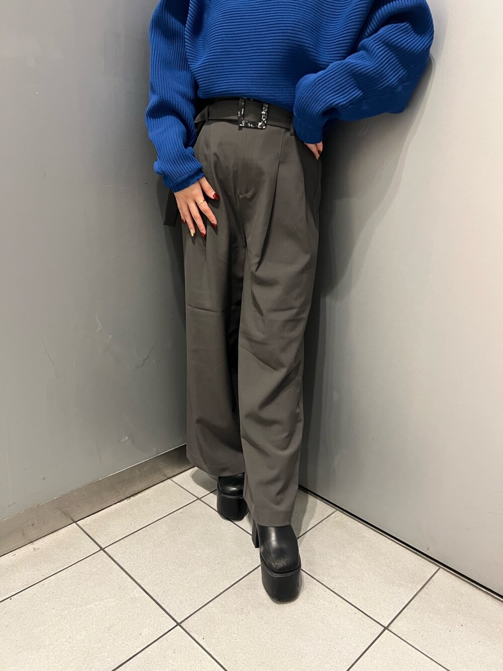 ブルー系のニット/セーター、グレー系のその他パンツを着用したレディースの秋コーディネートの7枚目の写真