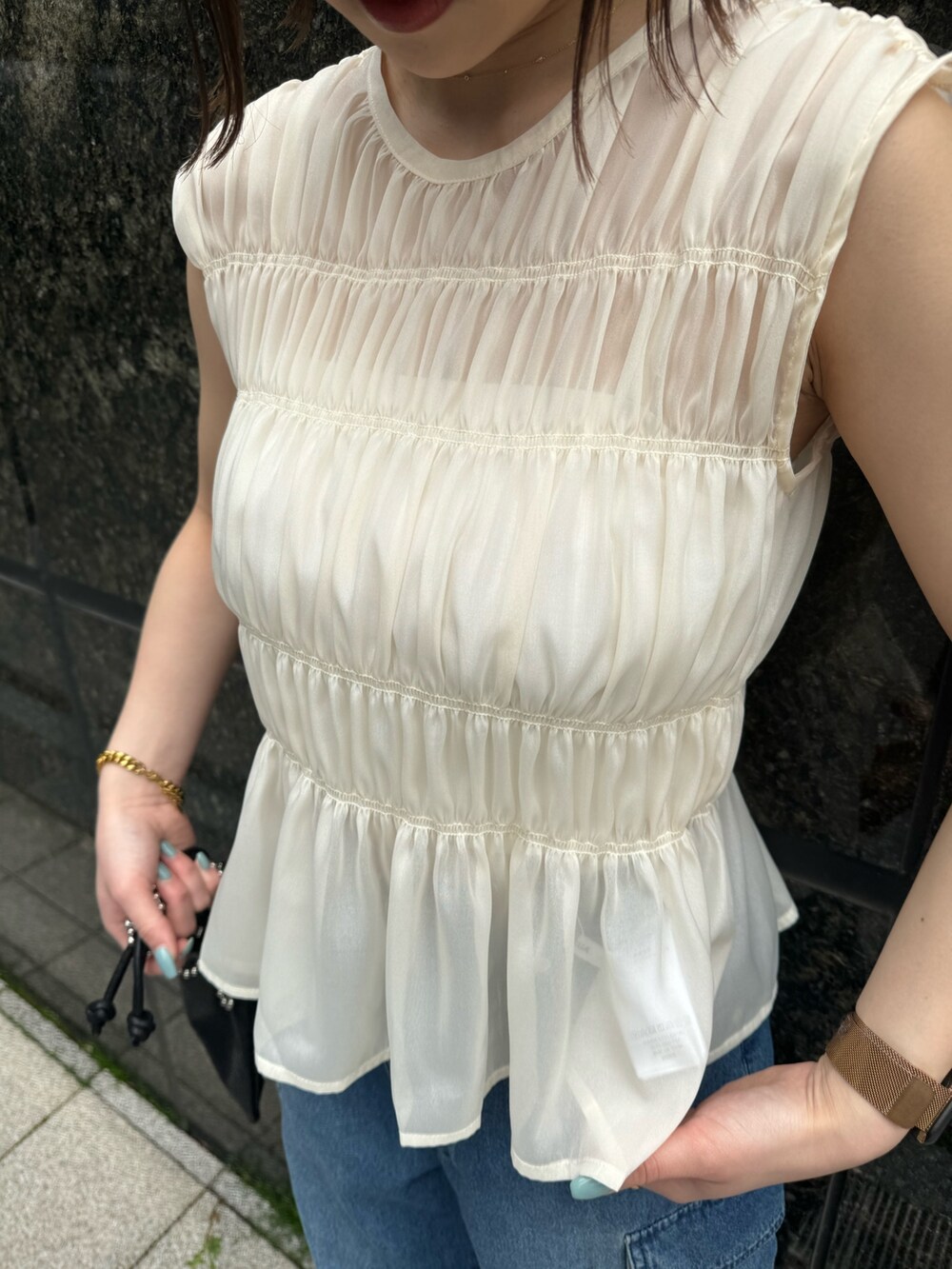 ホワイト系のシャツ/ブラウス、ブルー系のデニムパンツを着用したレディースの春コーディネートの7枚目の写真