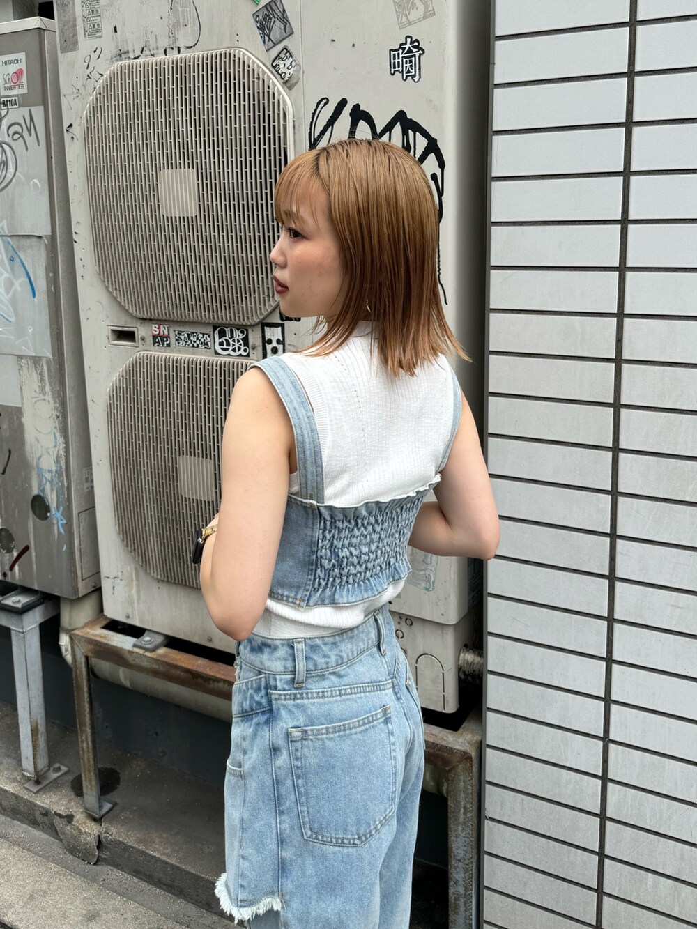 ブルー系のシャツ/ブラウス、ブルー系のデニムパンツ、ホワイト系のタンクトップを着用したレディースの夏コーディネートの5枚目の写真