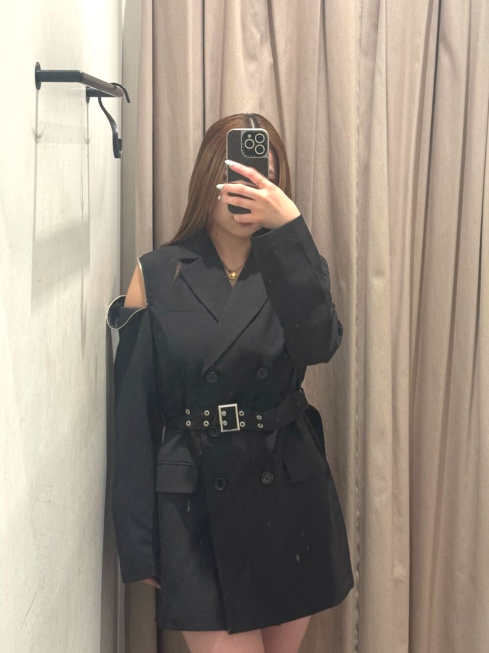 ブラック系のブーツ、ブラック系のテーラードジャケットを着用したレディースの春コーディネートの4枚目の写真