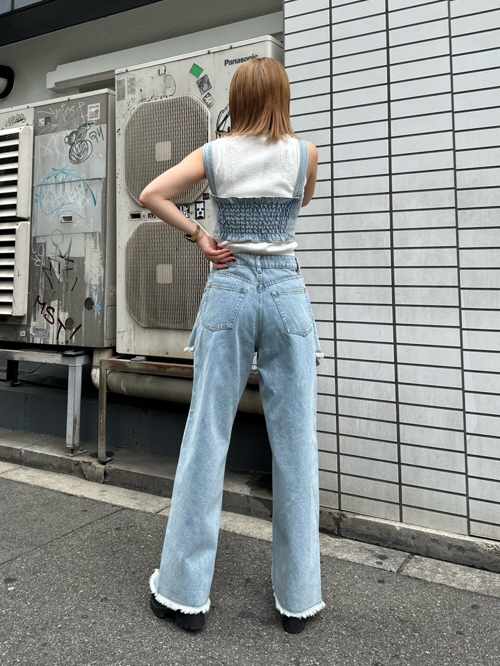 ブルー系のシャツ/ブラウス、ブルー系のデニムパンツ、ホワイト系のタンクトップを着用したレディースの夏コーディネートの3枚目の写真