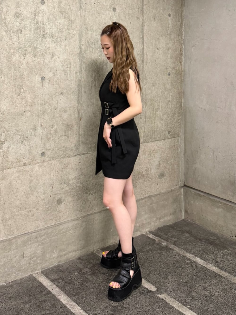 ブラック系のブーツ、ブラック系のワンピースを着用したレディースの夏コーディネートの2枚目の写真