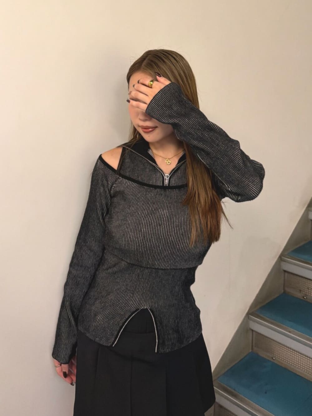 ブラック系のその他パンツ、その他のニット/セーター、ブラック系のブーツを着用したレディースの秋コーディネートの4枚目の写真