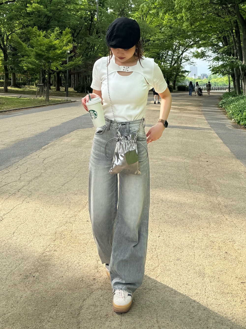 ホワイト系のTシャツ/カットソー、グレー系のショルダーバッグを着用したレディースの春コーディネートの4枚目の写真