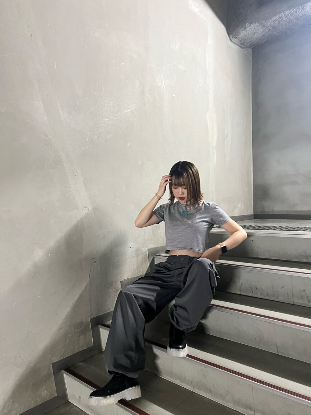 グレー系のカーゴパンツ、その他のTシャツ/カットソー、ブラック系のブーツを着用したレディースの秋コーディネートの8枚目の写真