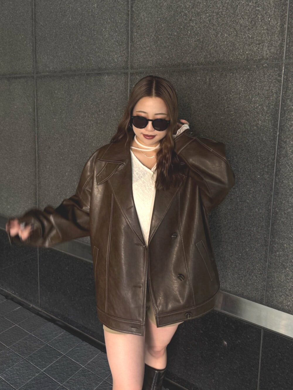 ブラウン系のブーツ、ベージュ系のその他パンツ、ホワイト系のTシャツ/カットソーを着用したレディースの秋コーディネートの4枚目の写真