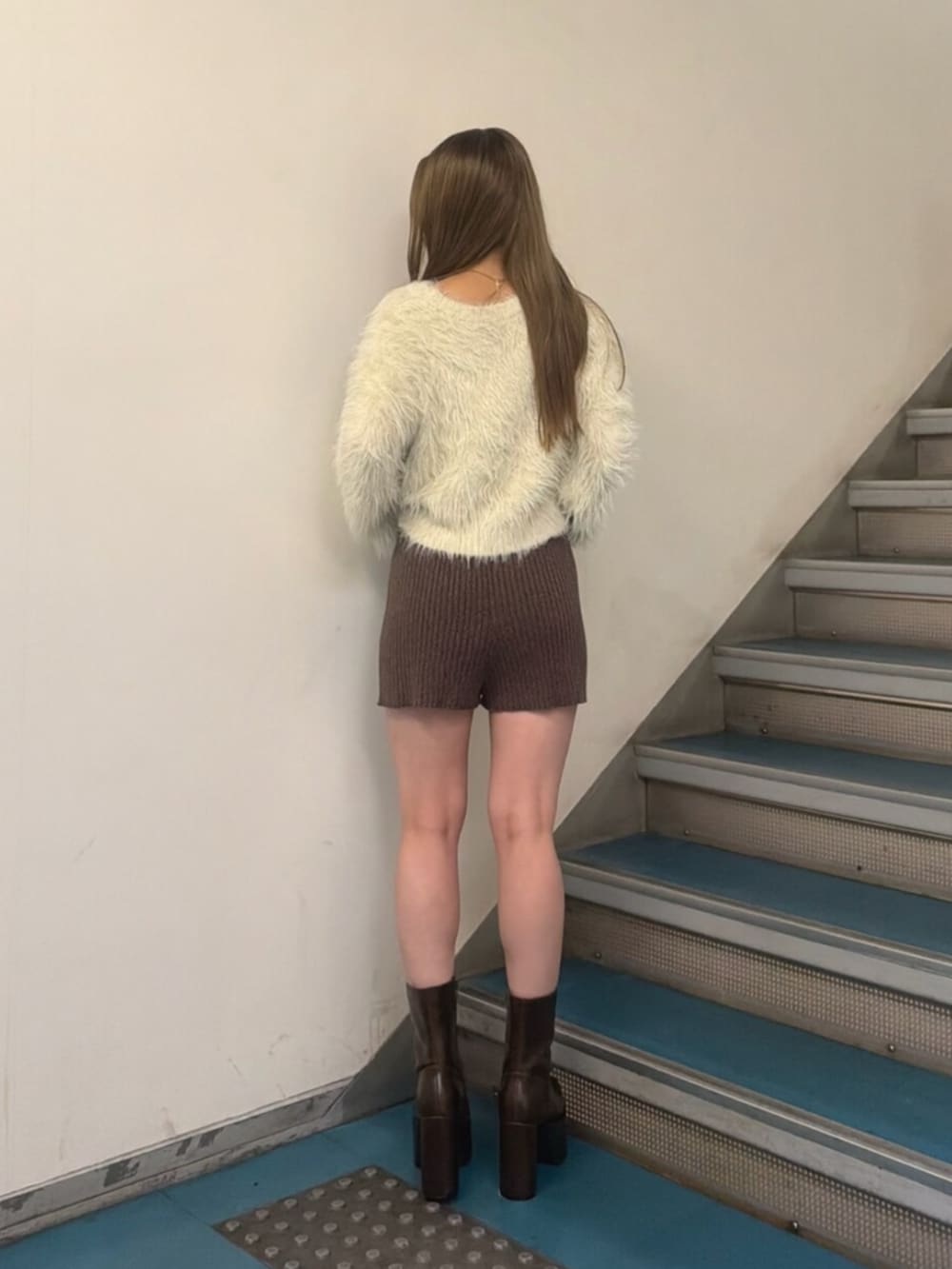 ホワイト系のニット/セーター、ブラウン系のその他パンツ、ブラウン系のブーツを着用したレディースの秋コーディネートの3枚目の写真