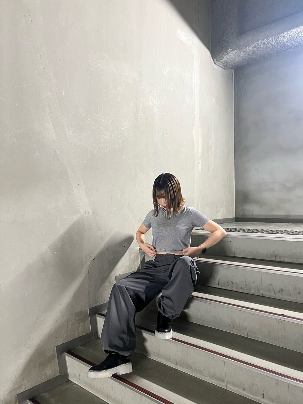グレー系のカーゴパンツ、その他のTシャツ/カットソー、ブラック系のブーツを着用したレディースの秋コーディネートの2枚目の写真